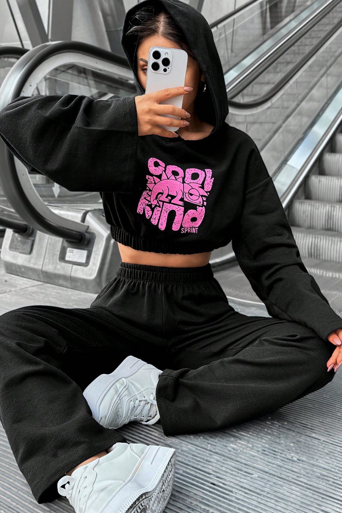 PN-0162Ü BAYAN SİYAH BASKILI CROP TOP KAPÜŞONLU SWEATSHIRT